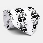 Wat er gebeurt in de trailerpark staat op het stropdas (Opgerold)