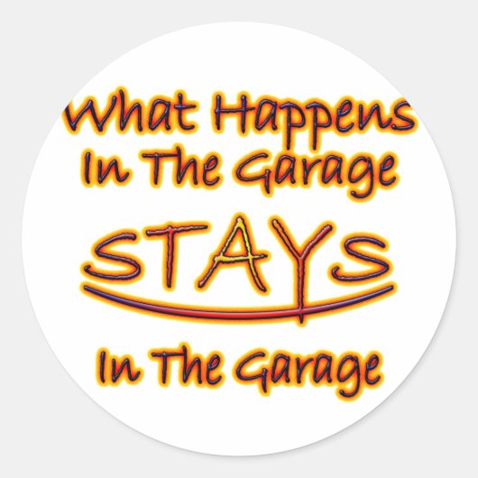 Wat er gebeurt in Garage Stays..heldere letters Ronde Sticker (Voorkant)