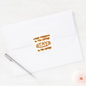 Wat er gebeurt in Garage Stays..heldere letters Ronde Sticker (Envelop)