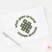 Wat er omheen gaat komt rond Karma Ronde Sticker (Envelop)