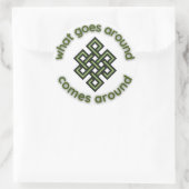 Wat er omheen gaat komt rond Karma Ronde Sticker (Tas)