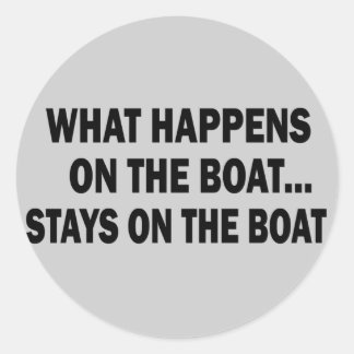 WAT ER OP DE BOAT GEBEURT... STAYS AAN DE BOAT RONDE STICKER