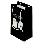 Wat er rond Ghost komt rond Halloween Pun Klein Cadeauzakje (Voorkant Gekanteld)