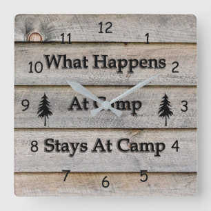Wat gebeurt er bij kampverblijven in het kamp? vierkante klok