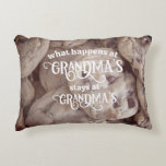 Wat gebeurt er bij oma blijft op oma's foto accent kussen<br><div class="desc">Maak deze kerst echt onvergetelijk met ons gepersonaliseerde kussen voor oma. Iedereen met kinder weet wat er gebeurt bij oma's verblijf bij oma's! Dit dubbelzijdige fotokussen heeft gepersonaliseerde sjablonen om de naam van je oma toe te voegen - Nanny, Granny, Grammy, Memaw, Gigi of elke naam waar je van houdt!...</div>