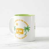 Wat gebeurt er in Caravan Stays in de Caravan? Tweekleurige Koffiemok (Voorkant links)