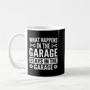 Wat gebeurt er in de garage in de kleding? koffiemok