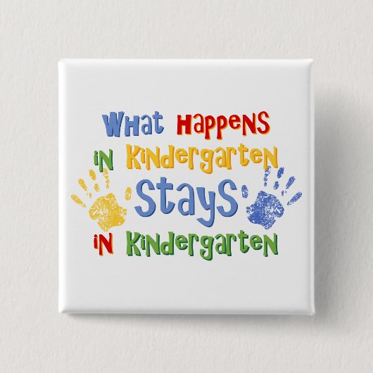 Wat gebeurt er in de Kindergarten? Vierkante Button 5,1 Cm (Voorkant)
