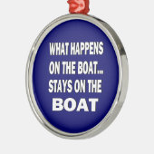 Wat gebeurt er op de boot blijft op de boot - grap metalen ornament (Links)