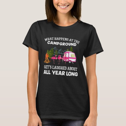 Wat Gebeurt Er Op De Camping Funny Roze Flamingo T-shirt (Voorkant)