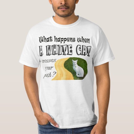 Wat gebeurt er wanneer een witte kat je pad kruist t-shirt (Voorkant)