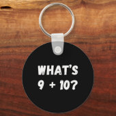 Wat is 9 Plus 10 21! Grappige Internet Virale Wisk Sleutelhanger (Voorkant)