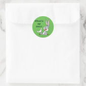 WAT IS ER DOKTER?™ BUGS BUNNY™ Konijnenhol Ronde Sticker (Tas)