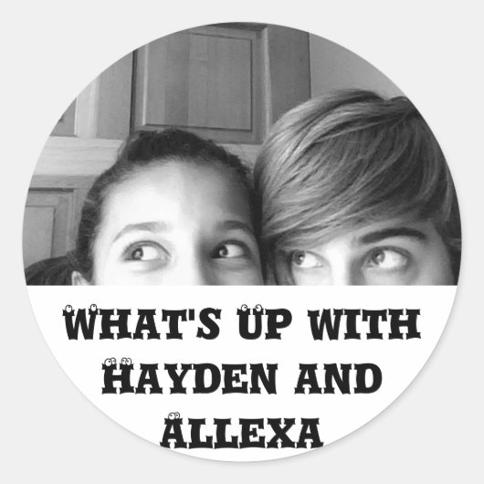 Wat is er met Hayden en Allexa Ronde Sticker (Voorkant)