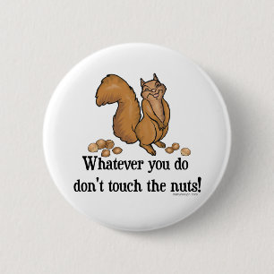Wat je ook doet, raak de noten niet aan! ronde button 5,7 cm