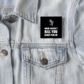 Wat u niet doodt geeft XP Funny Vierkante Button 5,1 Cm (In situ)