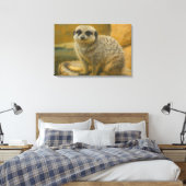 Watchful Stillness – Realistisch Meerkat portret Canvas Afdruk (Insitu (Slaapkamer))