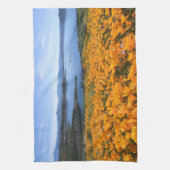 Water | California Lake With Golden Poppies Theedoek (Verticaal)