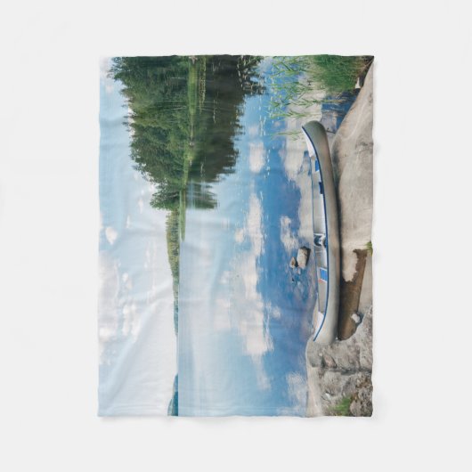 Water | Canoe on Lake in Sweden Fleece Deken (Voorkant)