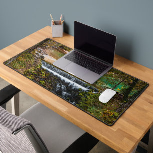 Water dat door het herfstbos stroomt bureaumat