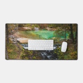 Water dat door het herfstbos stroomt bureaumat (Keyboard & Muis)
