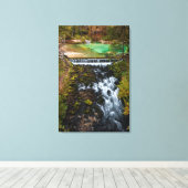 Water dat door het herfstbos stroomt canvas afdruk (Insitu (Houten vloer))