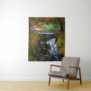 Water dat door het herfstbos stroomt wandkleed