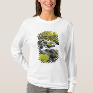 Water dat door met moss beklede raketten in een st t-shirt