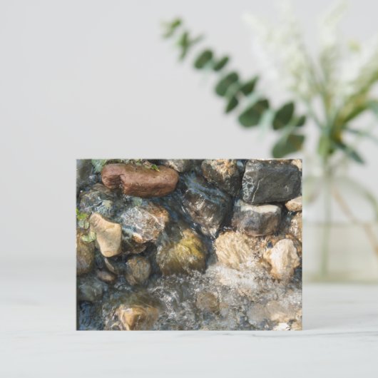 Water dat over stenen stroomt in een gestroomlijnd briefkaart (Staand voorkant)