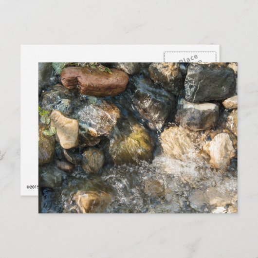Water dat over stenen stroomt in een gestroomlijnd briefkaart (Voorkant / Achterkant)