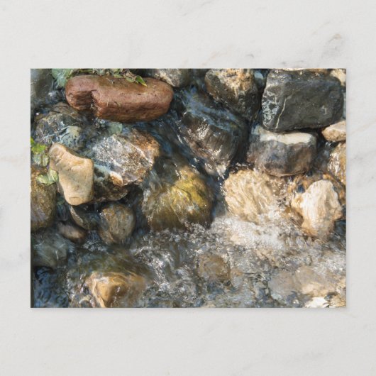 Water dat over stenen stroomt in een gestroomlijnd briefkaart (Voorkant)