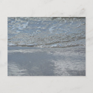 Water dat tegen het strand kabbelt Abstracte fotog Briefkaart