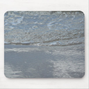 Water dat tegen het strand kabbelt Abstracte fotog Muismat