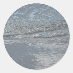 Water dat tegen het strand kabbelt Abstracte fotog Ronde Sticker