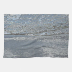 Water dat tegen het strand kabbelt Abstracte fotog Theedoek