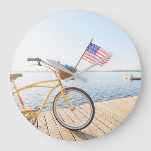 Water   fiets bij het meer grote klok