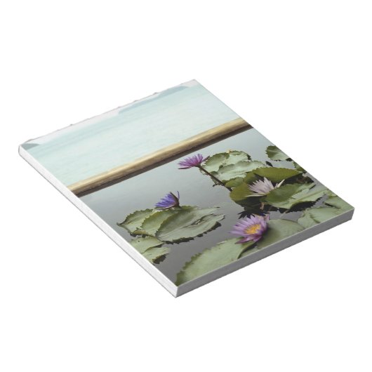 Water ligt in een vijver op zee notitieblok (Schuin)