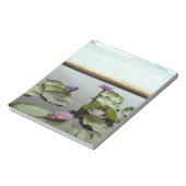 Water ligt in een vijver op zee notitieblok (Linkerzijde)