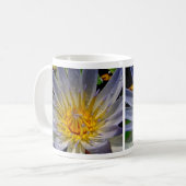 Water Lily Blue en Gold Koffiemok (Voorkant links)