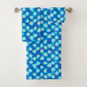 Water Lily Pattern, Turquoise, Blue and White Bad Handdoek (Insitu)