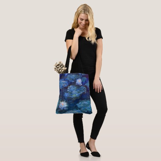 Water Lily Pond in Blue van Claude Monet Fine Art Tote Bag (Op model)