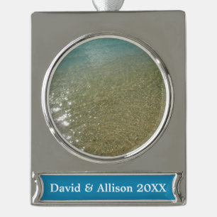 Water op het Strand I Abstracte Natuurfotografie Verzilverd Banner Ornament