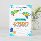 Water pistool zwembad verjaardagsthema uitnodiging (Staand voorkant)