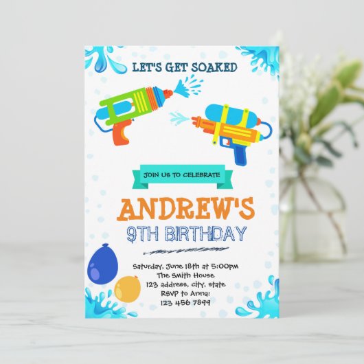 Water pistool zwembad verjaardagsthema uitnodiging (Staand voorkant)