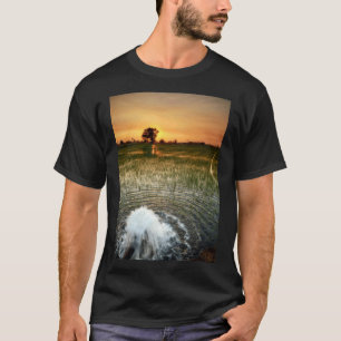 Water pompen in een Thais rijstveld bij zonsonderg T-shirt