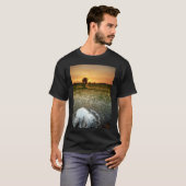 Water pompen in een Thais rijstveld bij zonsonderg T-shirt (Voorkant volledig)