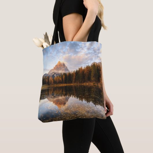 Water Tre Cime Di Lavaredo Italy Tote Bag (Dichtbij)