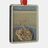 Watercirkel in zand op strand, zomertijd metalen ornament (Rechts)