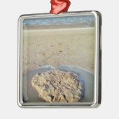 Watercirkel in zand op strand, zomertijd metalen ornament (Links)