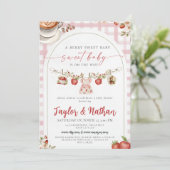 watercolor floral strawberry baby is brewing apple kaart (Staand voorkant)